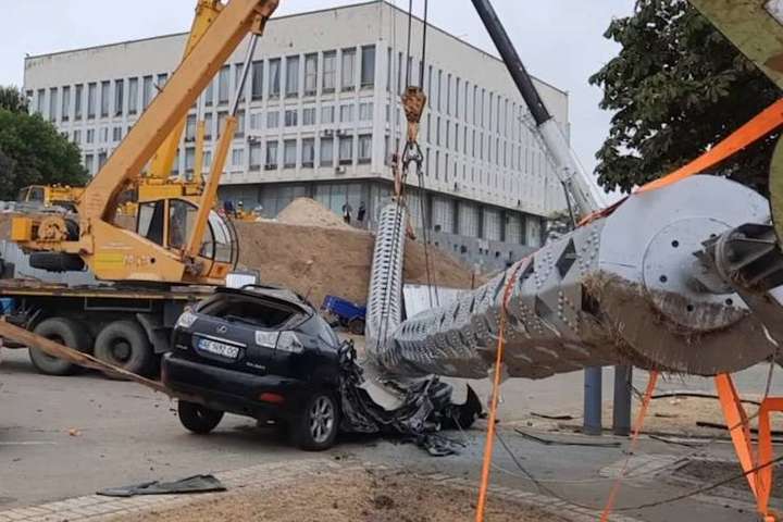 У Херсоні гігантський флагшток розчавив Lexus чиновника