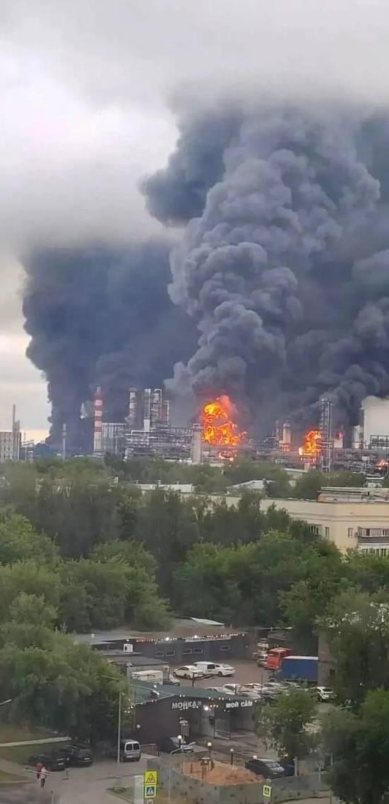 Москва палає: Генштаб ЗСУ підтвердив атаку по Росії (нові відео)