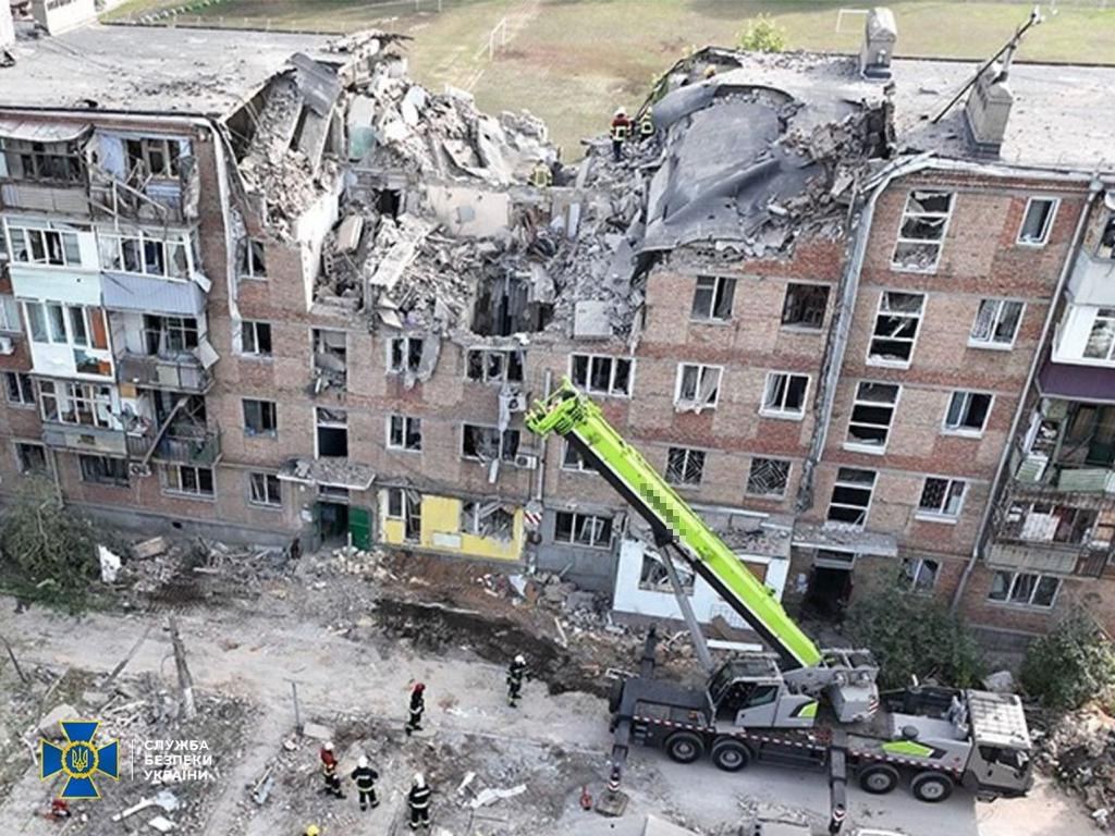 У Миколаєві затримали таксиста, який навів ракету на багатоповерхівку у місті