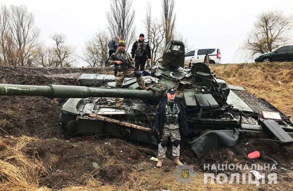 Покинули техніку і... кулеметника. На Київщині поліція знайшла "трофеї" і впіймала окупанта