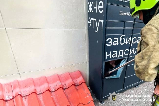 Заблокувало двері: у Рівному розваги дівчини в поштоматі закінчилися судом