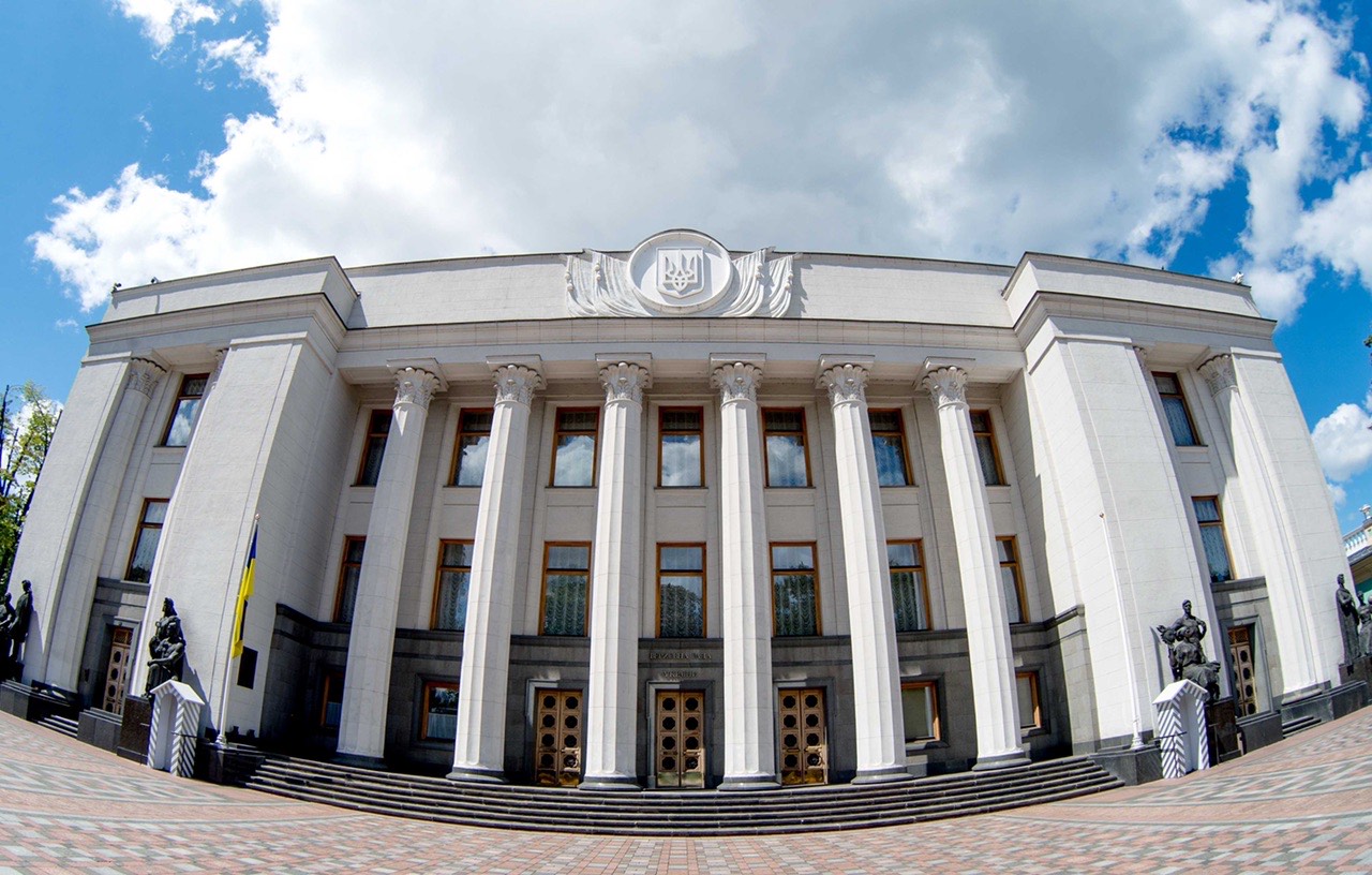 Українці розповіли, що вважають дії влади - не проукраїнськими