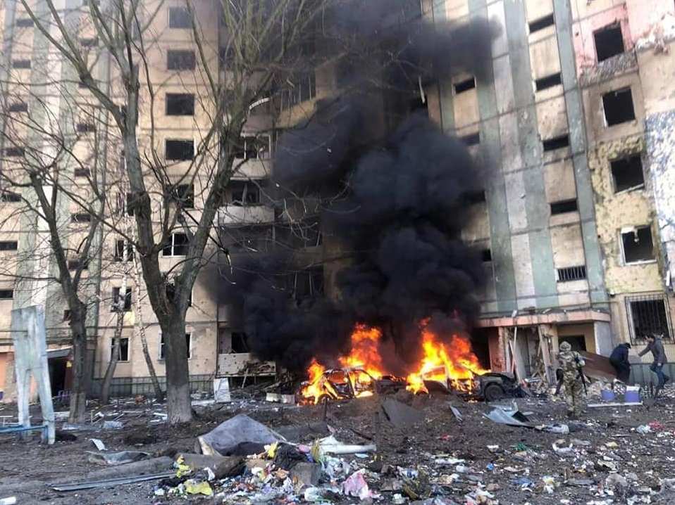 У Києві уламки снаряду влучили у житловий будинок: виникла пожежа