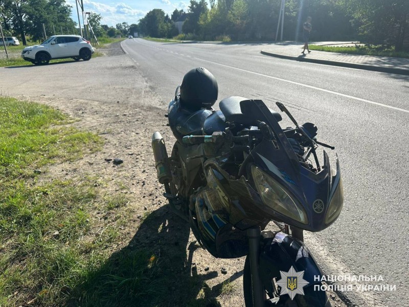 У Самборі мотоцикліст наїхав на пішохода: чоловік у лікарні