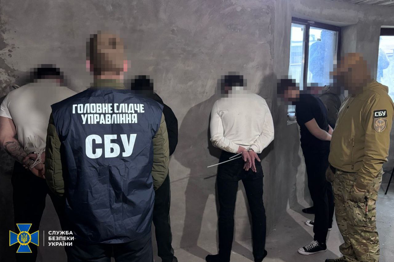 Молотком «вибивали» гроші з мобілізованих і онкохворих: СБУ на Буковині затримала банду рекетирів