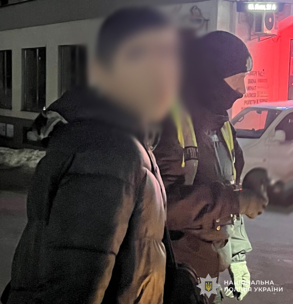 У центрі Львова двоє чоловіків і неповнолітній побили і пограбували пенсіонерку