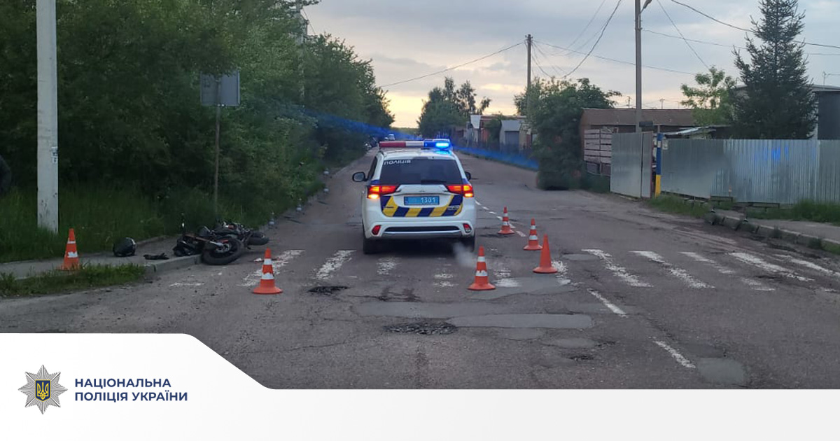 На Львівщині мотоцикліст збив жінку: фото з місця аварії