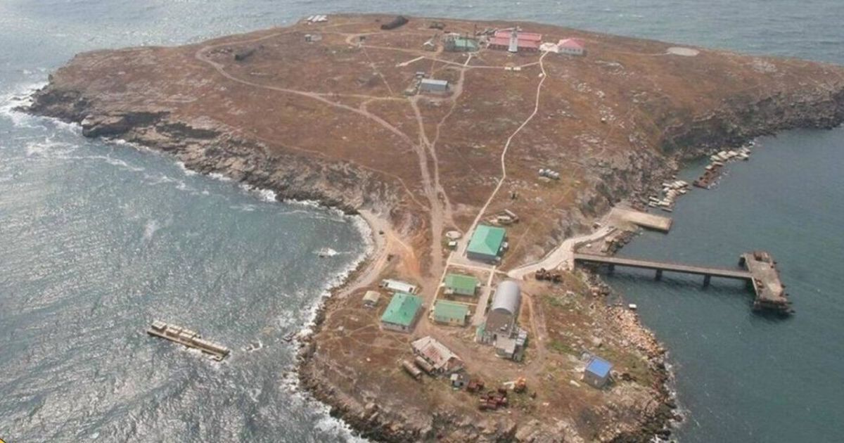 Свіжі супутникові знімки острова Зміїний, звідки вигнали російські війська