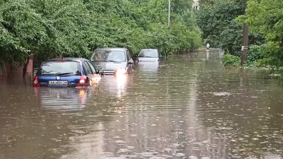 Київ затопило після сильного дощу: відео з вулиць