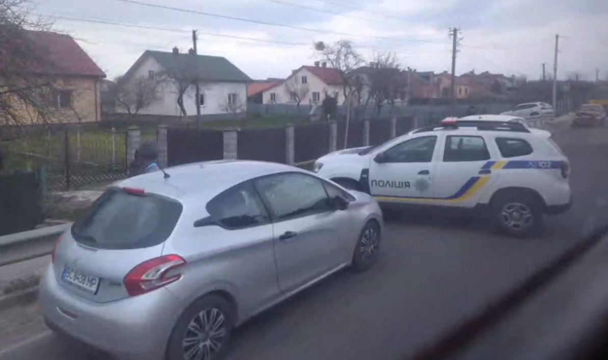 ДТП з постраждалими під Львовом: на трасі зіткнулися три авто, серед поранених — діти (відео)