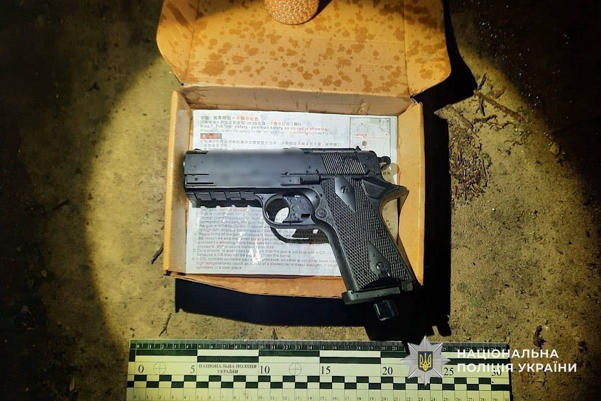 В автобусі хлопець вистрілив у 16-річну дівчину з пневматичної зброї