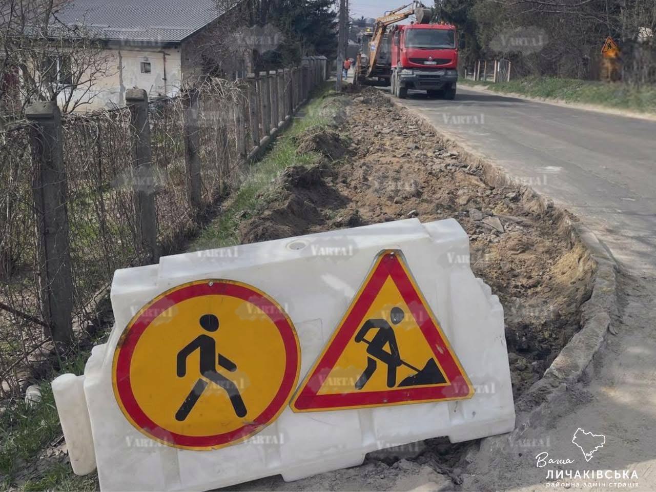 У Львові ремонтують тротуар на одній з вулиць: є проблеми з рухом транспорту