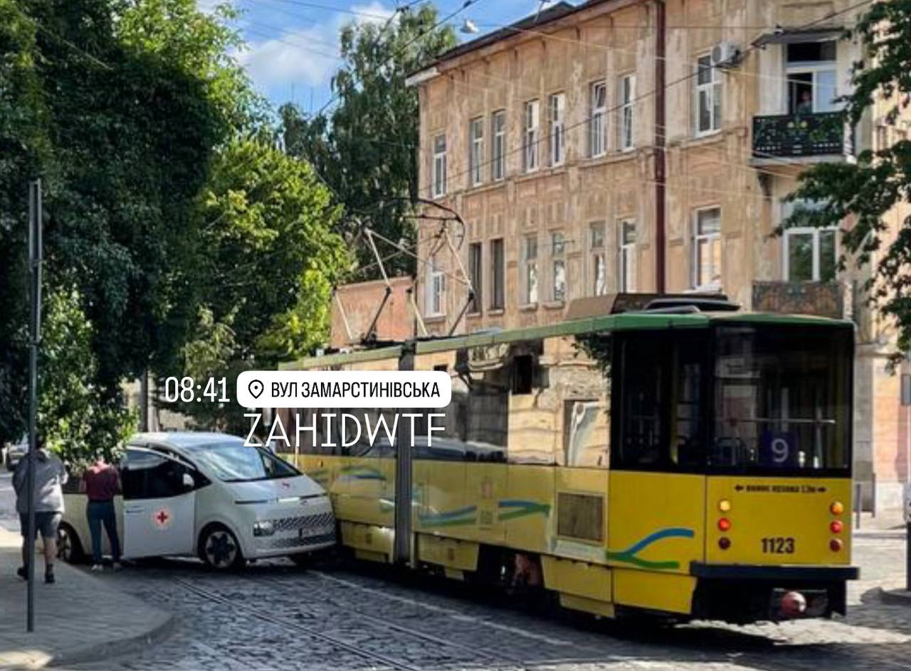 У Львові мікроавтобус протаранив трамвай: відео з місця аварії