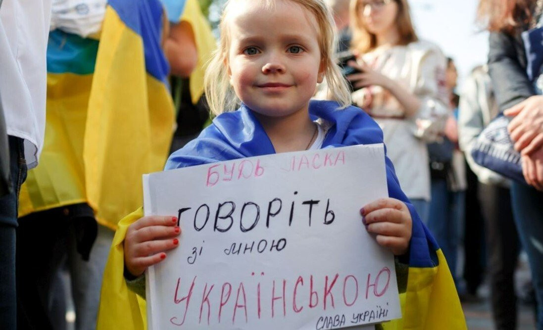 Скільки українців спілкуються вдома винятково українською мовою, – опитування