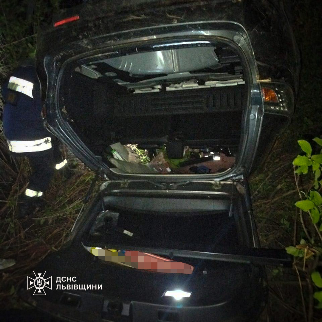 На Львівщині рятувальники діставали чоловіка з розтрощеного авто (фото)