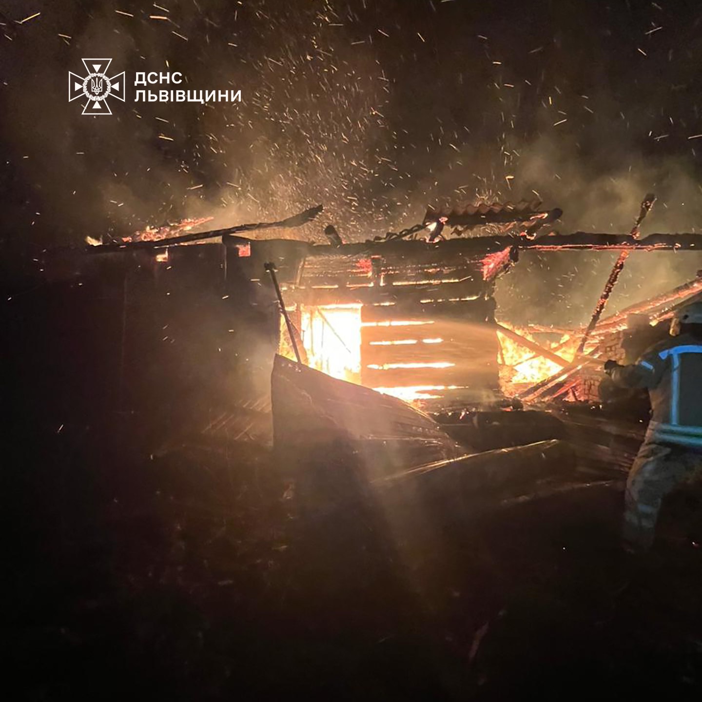 На Львівщині через пожежу у дерев'яній господарській будівлі ледь не згоріли будинки поруч