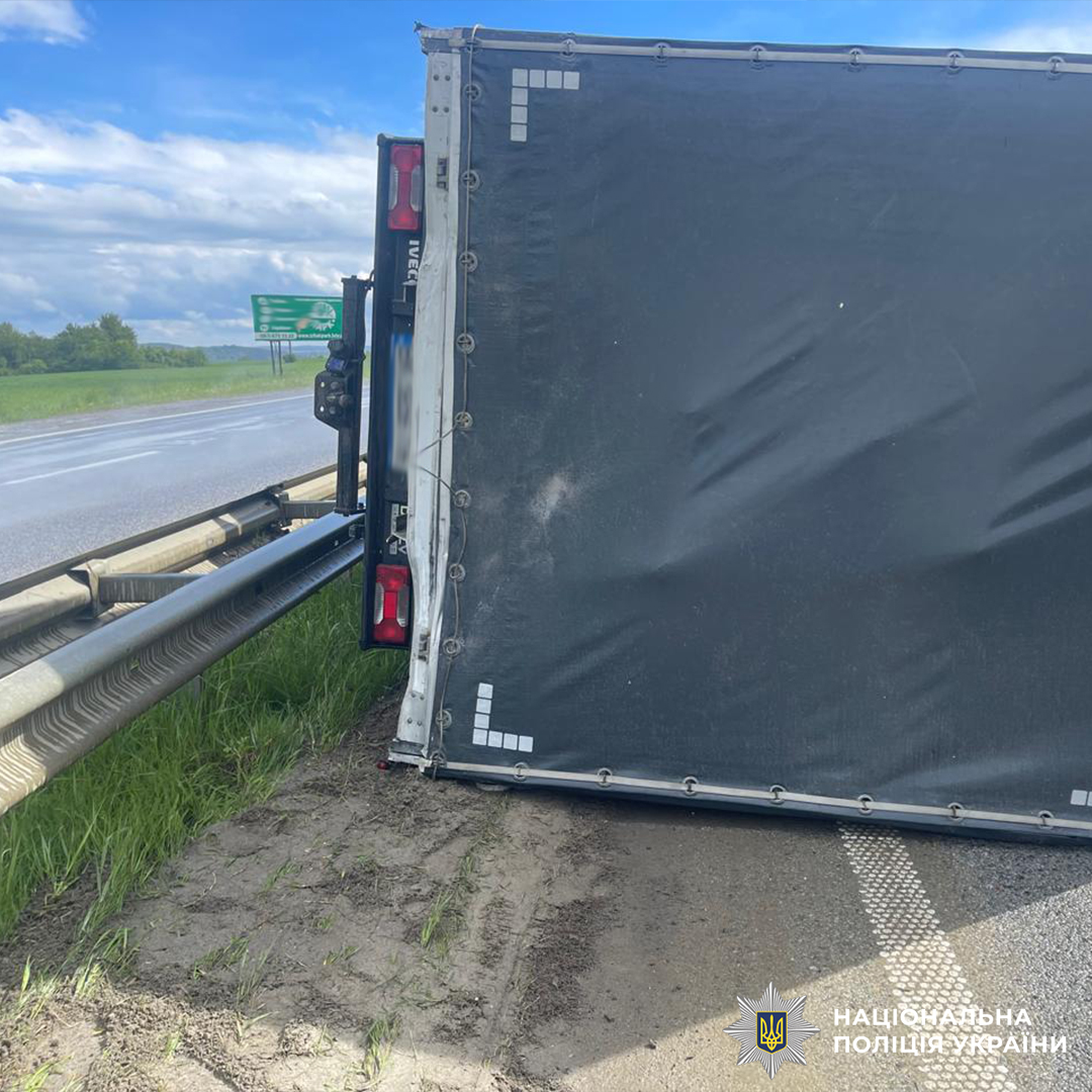 На Львівщині зіштовхнулися вантажівка та легковик: Водій загинув, дитина в лікарні