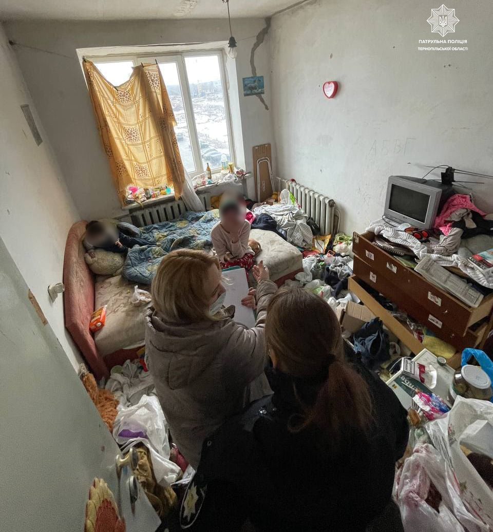 У тернополянки-п’янички відібрали 4-річного сина, якого ледве не побив співмешканець