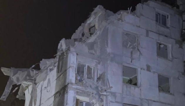 Окупанти влучили ракетою С-300 у п’ятиповерхівку під Харковом