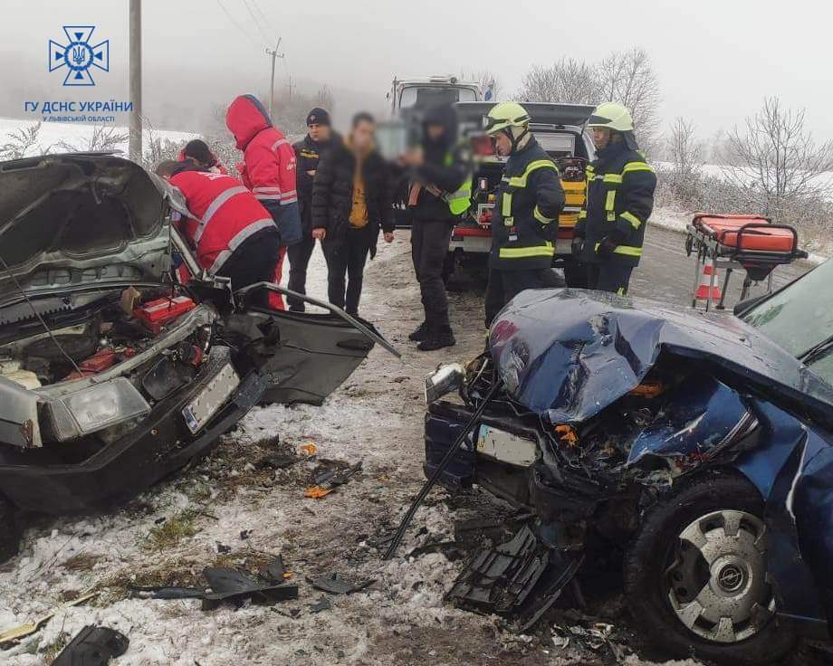 Авто вилетіло на зустрічну: біля Львова у ДТП травмувалися двоє чоловіків