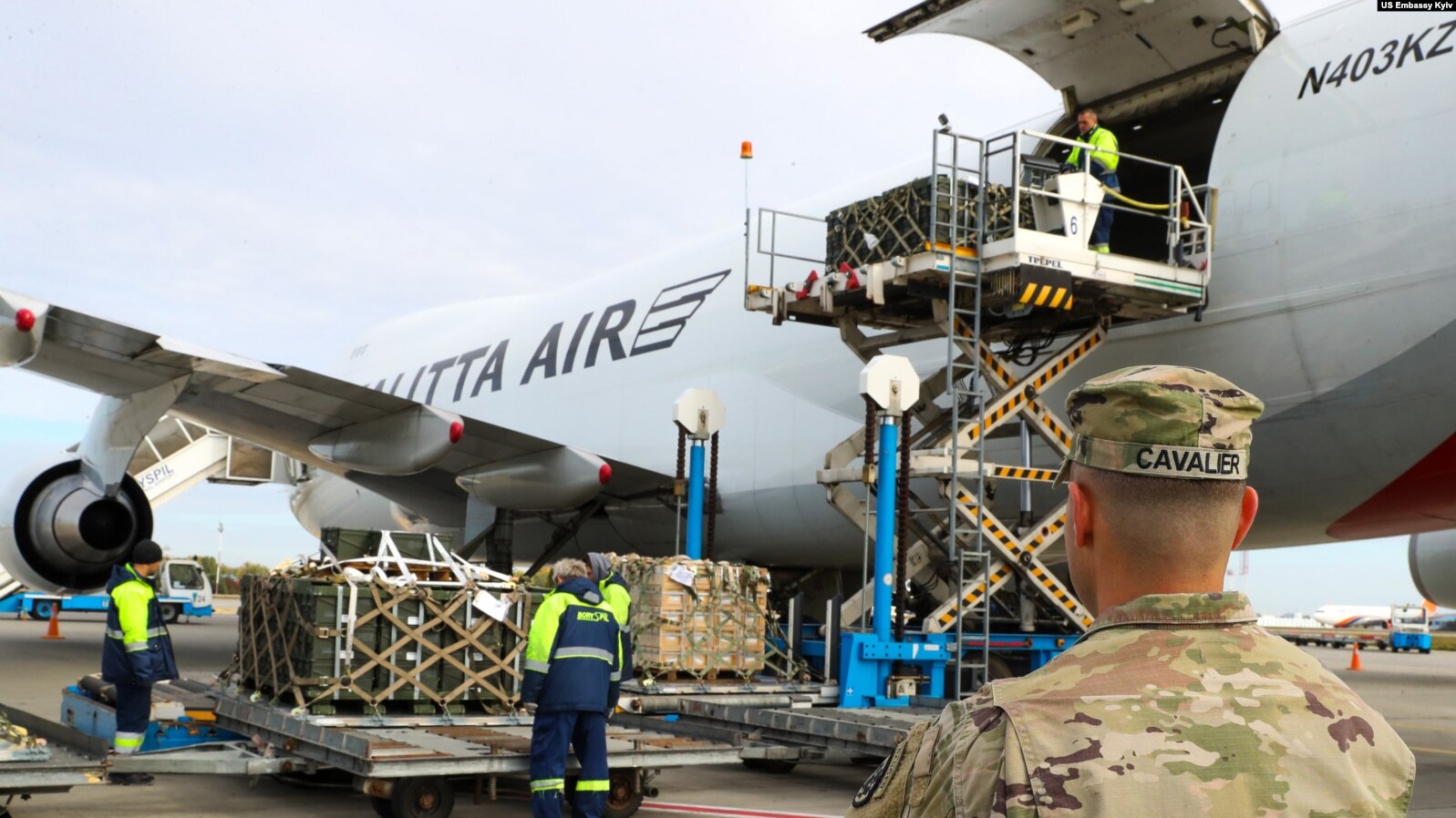 В Україну прибув другий військовий вантаж від США з боєприпасами та медзасобами