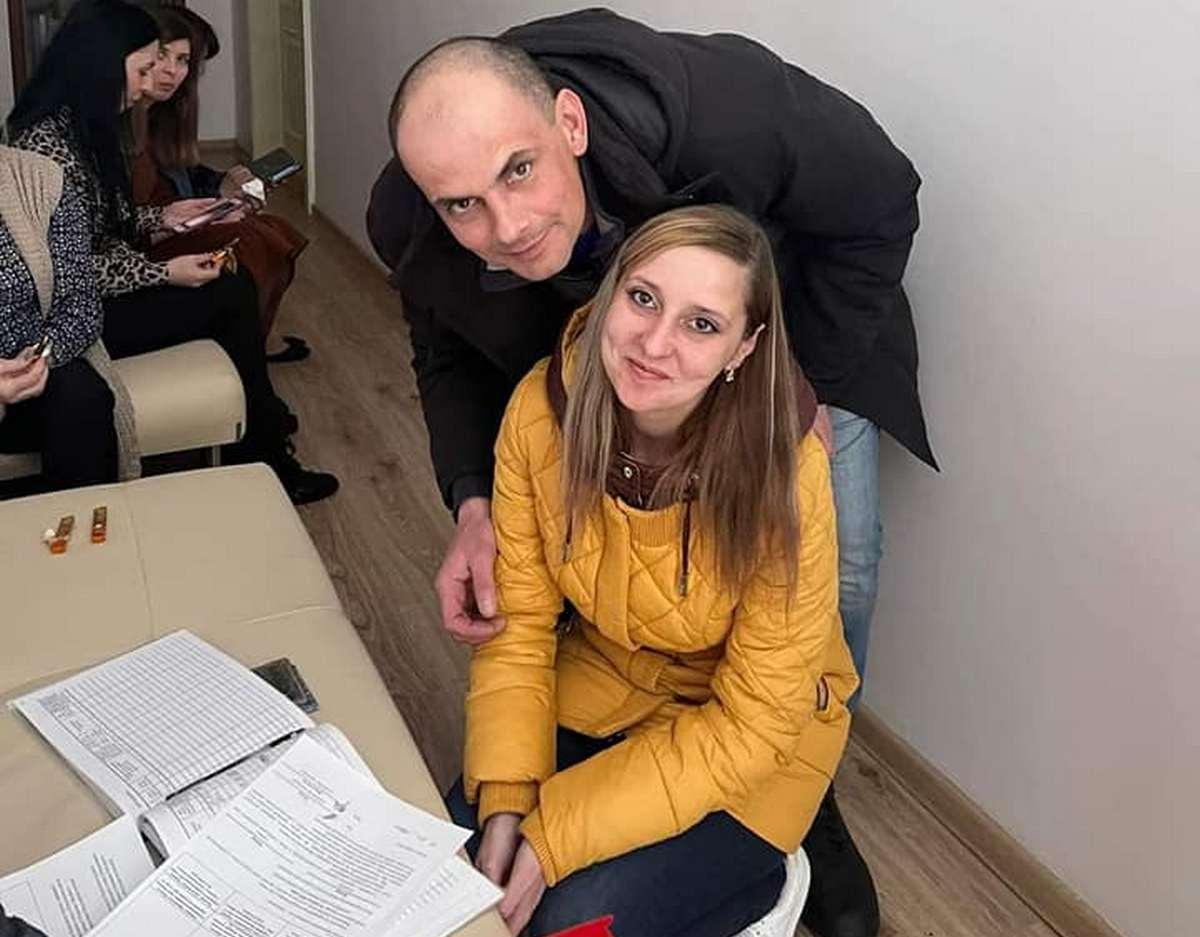 Під звуки сирени. На Прикарпатті пара одружилася в укритті
