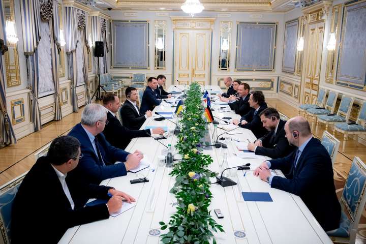 Зеленський через нове фото намагається довести, що працює