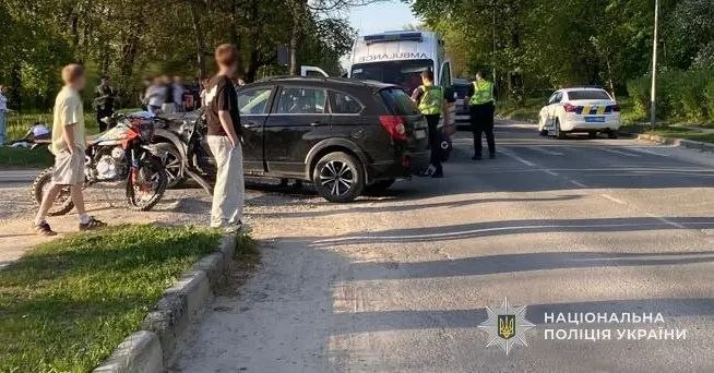 На Львівщині двоє підлітків на мотоциклі протаранили легковик: з'явилися фото аварії