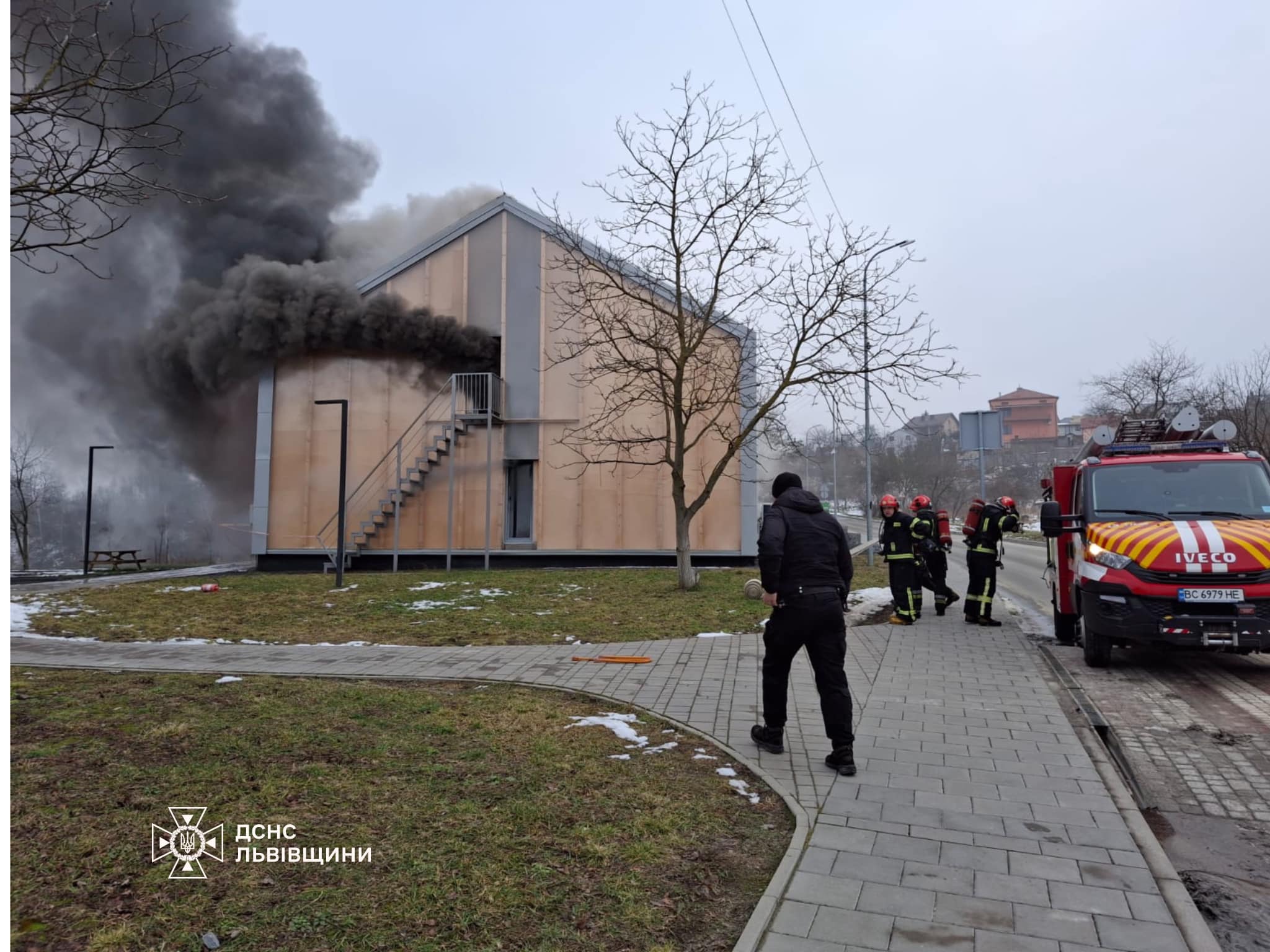 Пожежа у Львові у центрі, де живуть матері з дітками: з'явилися фото