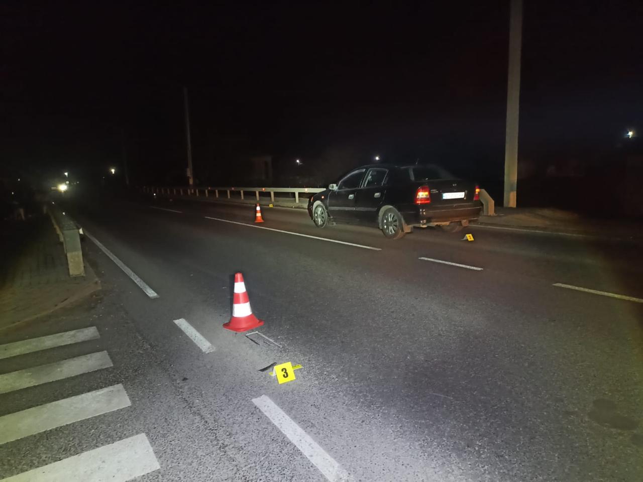 На Львівщині жінка потрапила під колеса авто: фото з місця аварії