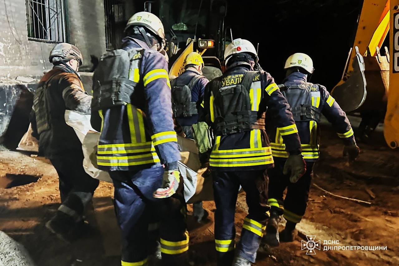 Удар по багатоповерхівці у Кривому Розі: з-під завалів дістали тіло жінки, шукають ще трьох дітей