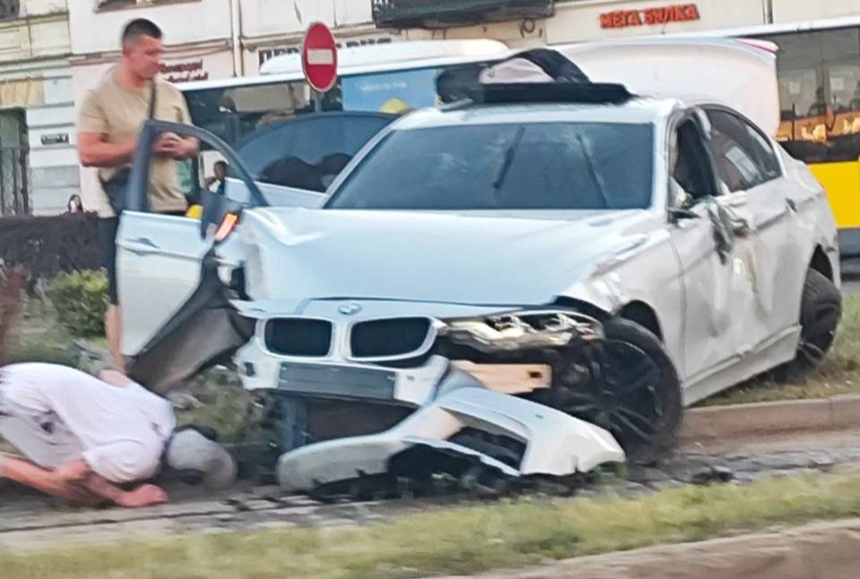 У Львові камери зафіксували момент епічної ДТП на Привокзальній