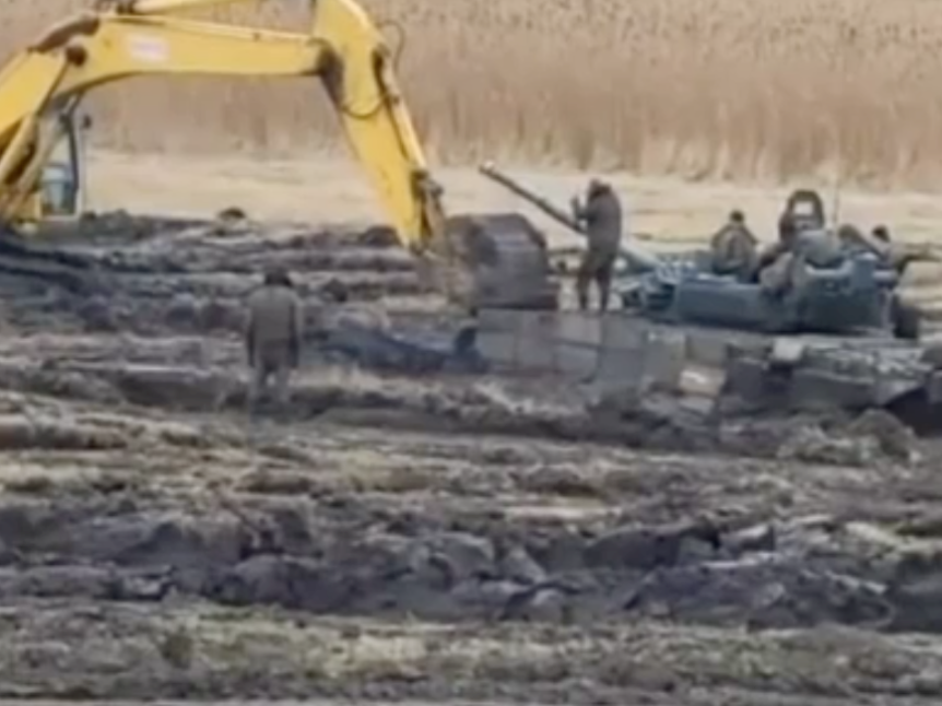 У соцмережах ширять відео, як російські танки загрузли у багнюці
