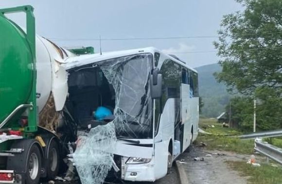 На Львівщині автобус зіткнувся з автоцистерною: 1 загиблий, 8 поранених