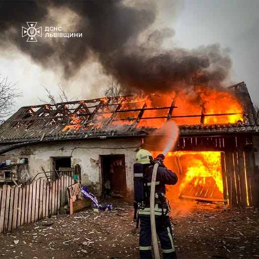 На Львівщині горіла господарська будівля (фото)