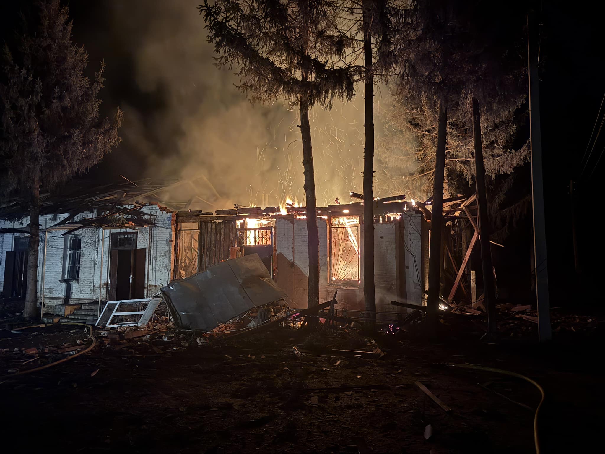 Росіяни вночі атакували сільгосппідприємство на Сумщині: виникла пожежа (фото)