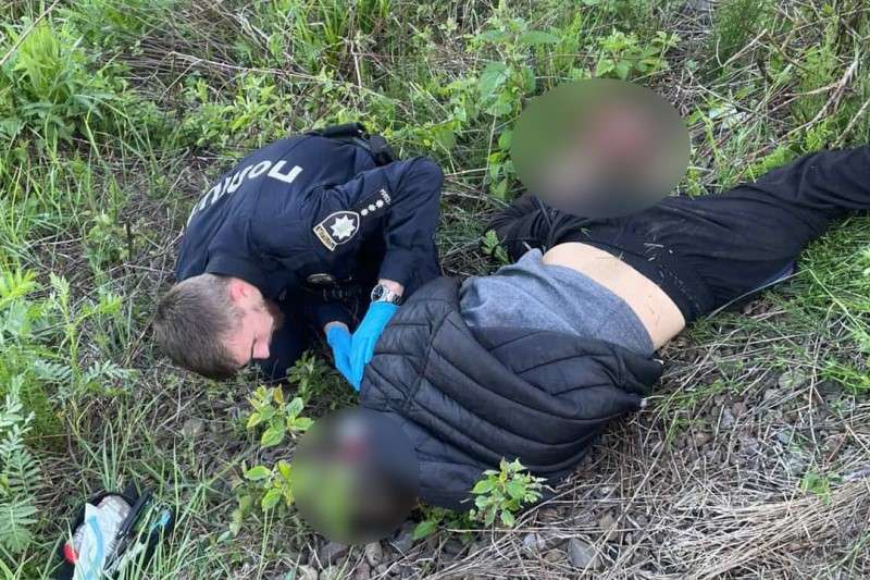 На Буковині поліцейський врятував чоловіка, якого збив поїзд (фото)