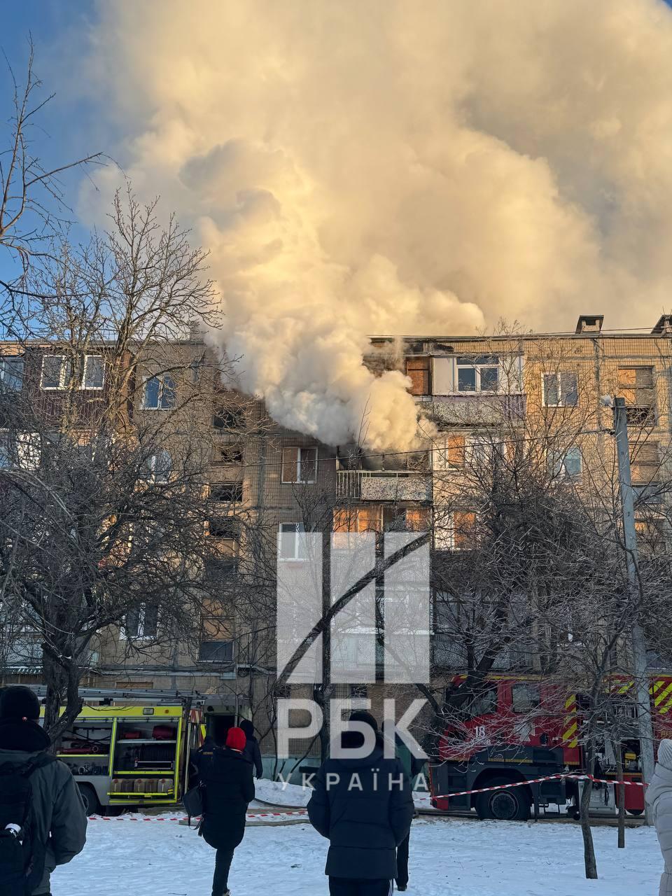У Харкові дрон РФ влучив у багатоповерхівку: вигоріли три поверхи (ФОТО, ВІДЕО)