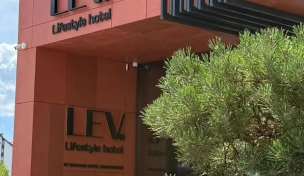 Випав з вікна LEV Lifestyle Hotel: у Львові поблизу готелю на Шевченка розбився чоловік