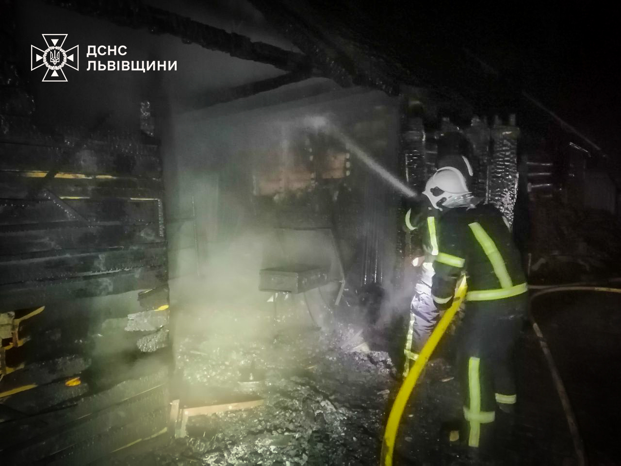 Пожежа в трьох будівлях на Львівщині: рятувальники боролися з вогнем понад годину