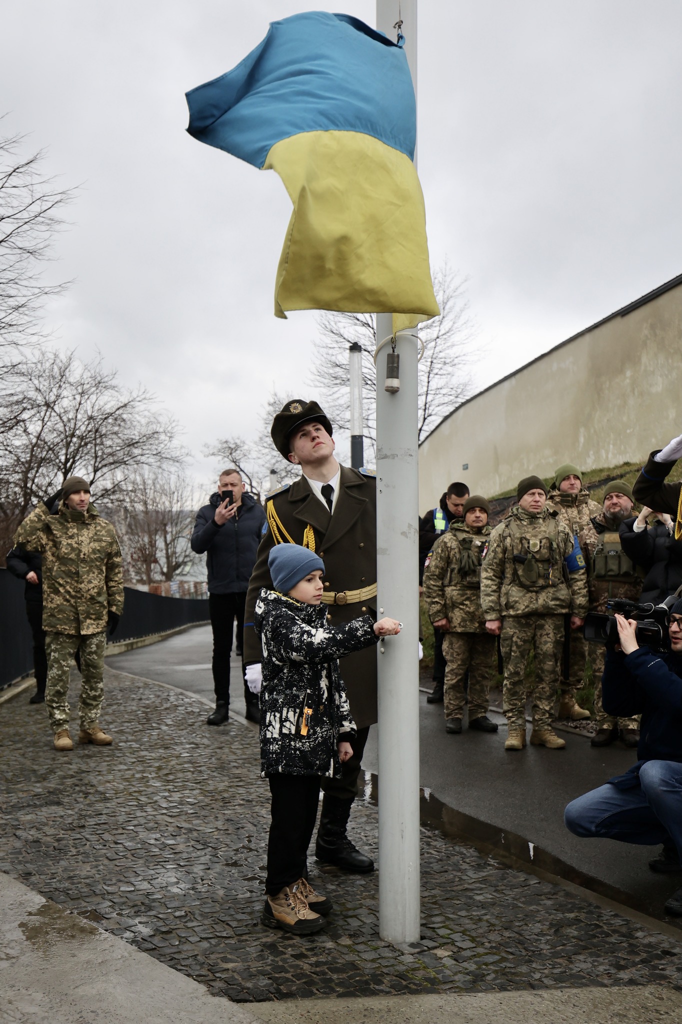 У Львові 10-річний син військового підняв прапор Героя Небесної Сотні Андрія Дигдаловича. Фото дня