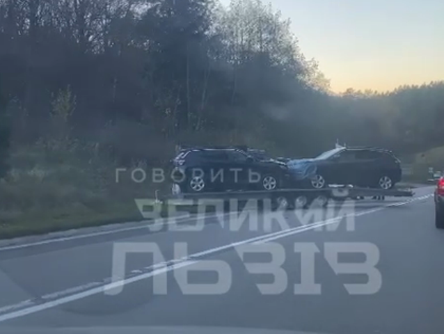 На Львівщині автівка зіткнулася з лафетом