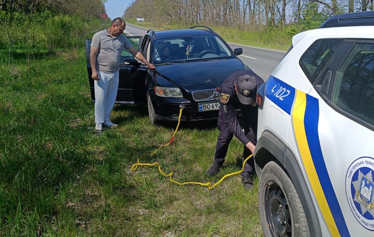 Дитина в салоні посеред траси: як поліцейський врятував сім'ю на Тернопільщині (фото)
