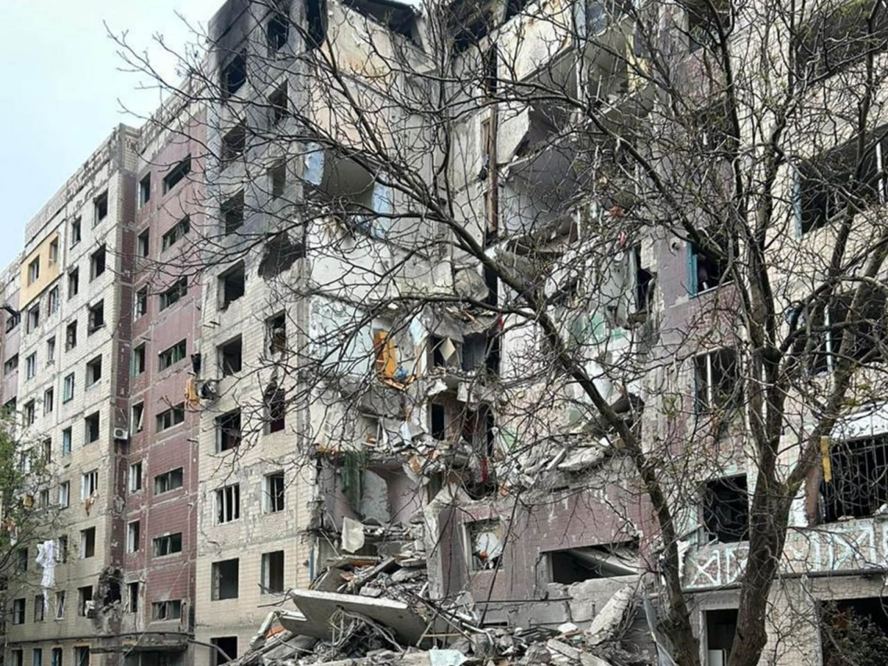 Росіяни скинули авіабомбу на багатоповерхівку на Донеччині: 12 людей поранено, одна жінка може бути під завалами