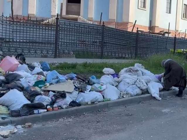 У Маріуполі люди похилого віку змушені шукати їжу на смітниках