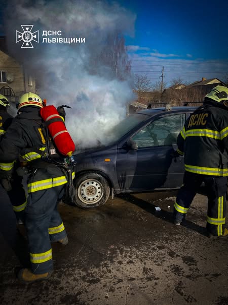 На Львівщині за добу горіли два автомобілі (фото)