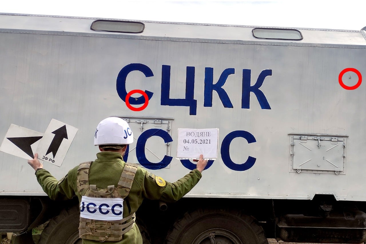 Ворожі бойовики обстріляли автомобіль українських військових