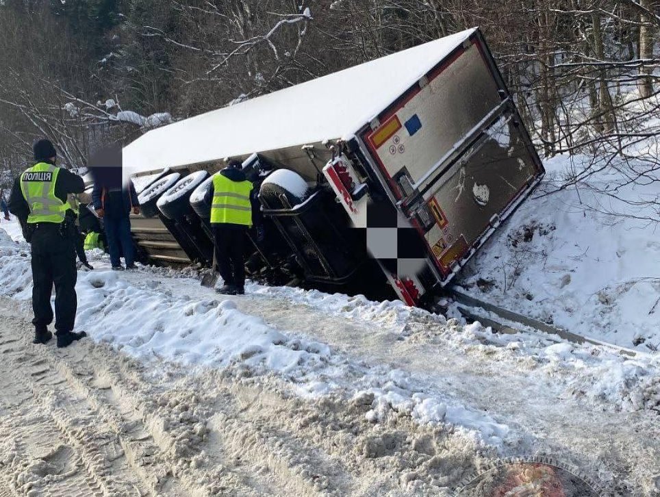 Від 25 грудня на Львівщині не можуть витягнути фуру з кювету