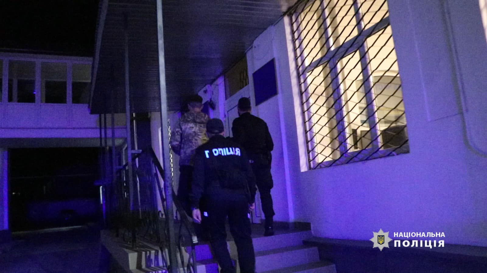 В Івано-Франківську затримали трьох молодиків, які побили військового та перехожого
