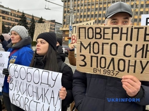 Поверніть з полону. У Києві та Запоріжжі родини військовополонених провели акції